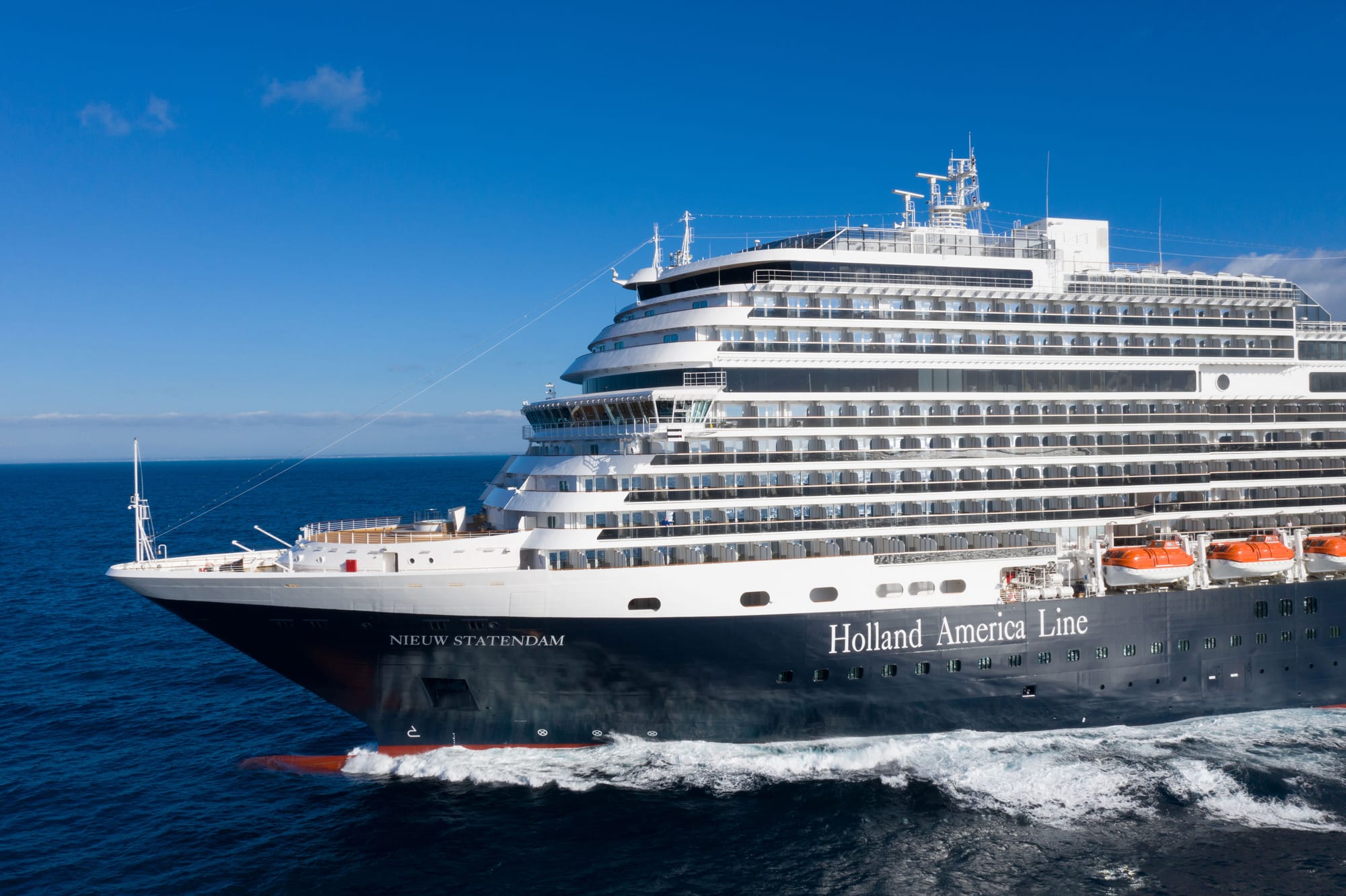 Iona and Nieuw Statendam Bring 7,967 Passengers to Funchal