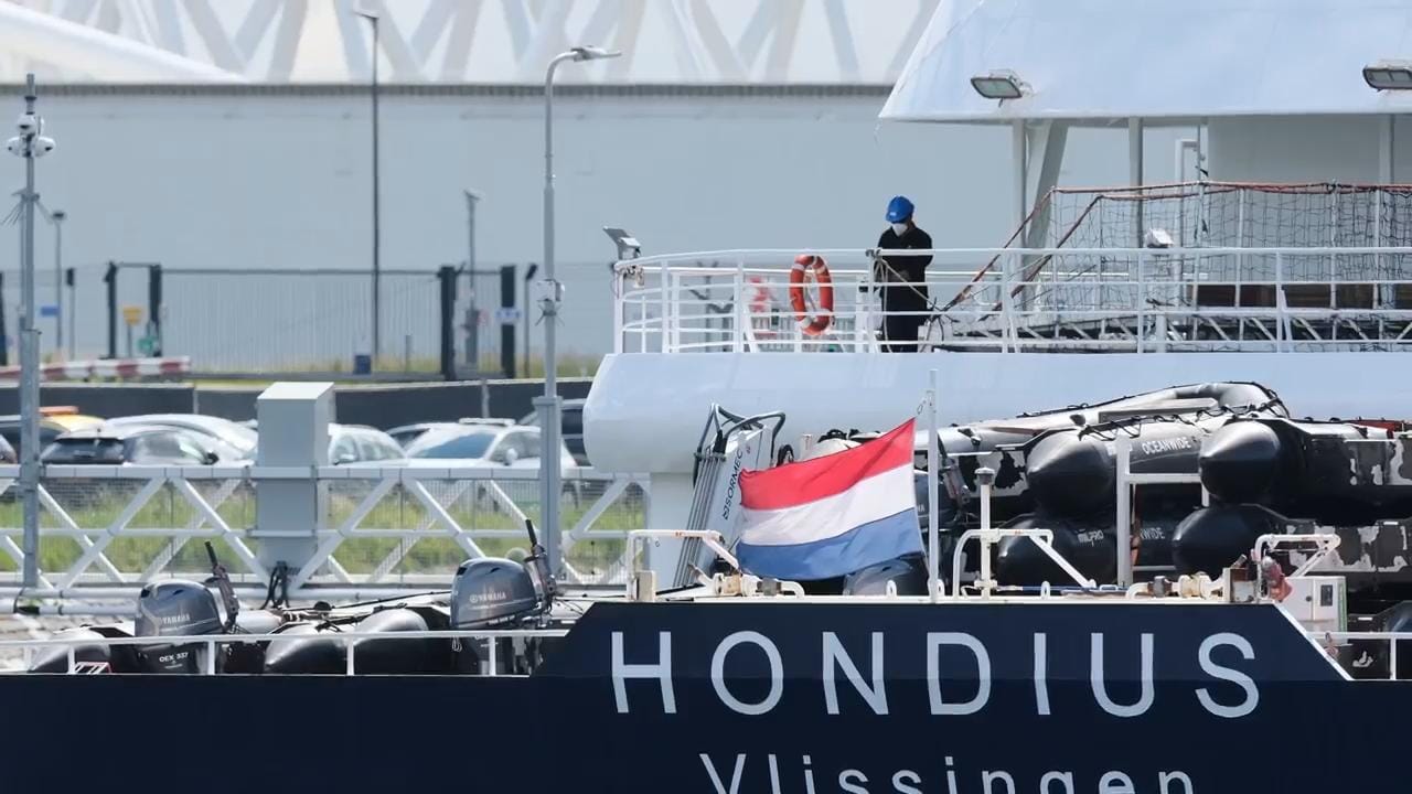 Record-Low Rhine Briefly Strands Dutch Cruise Ship Near Cologne