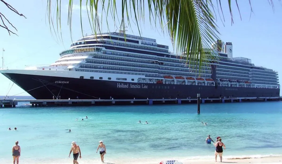 Holland America Returns to Acapulco After 17 Years with Eurodam