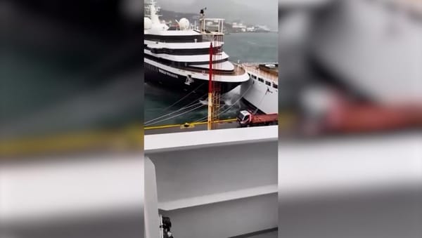 World Voyager Breaks Loose in Ushuaia, Hits Viking Octantis