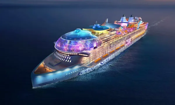 Meyer Turku Lifts AquaDome Onto Hero of the Seas