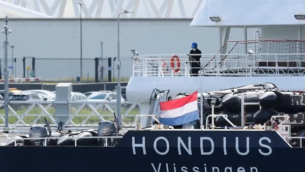 Record-Low Rhine Briefly Strands Dutch Cruise Ship Near Cologne